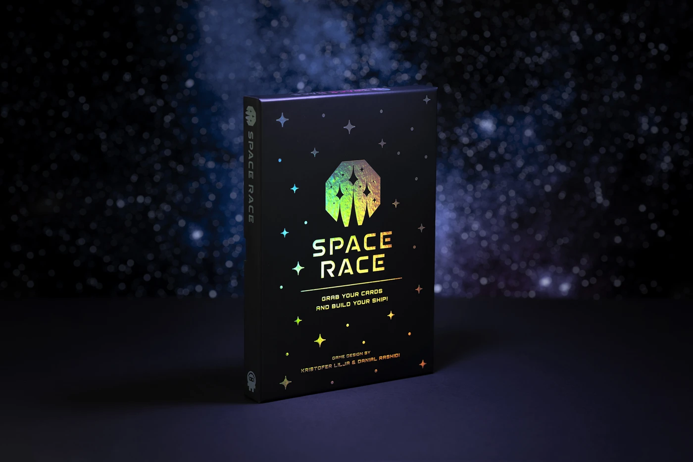 SPACE RACE:s svarta ask med riktig holografisk folie som skimrar i grönt och guld